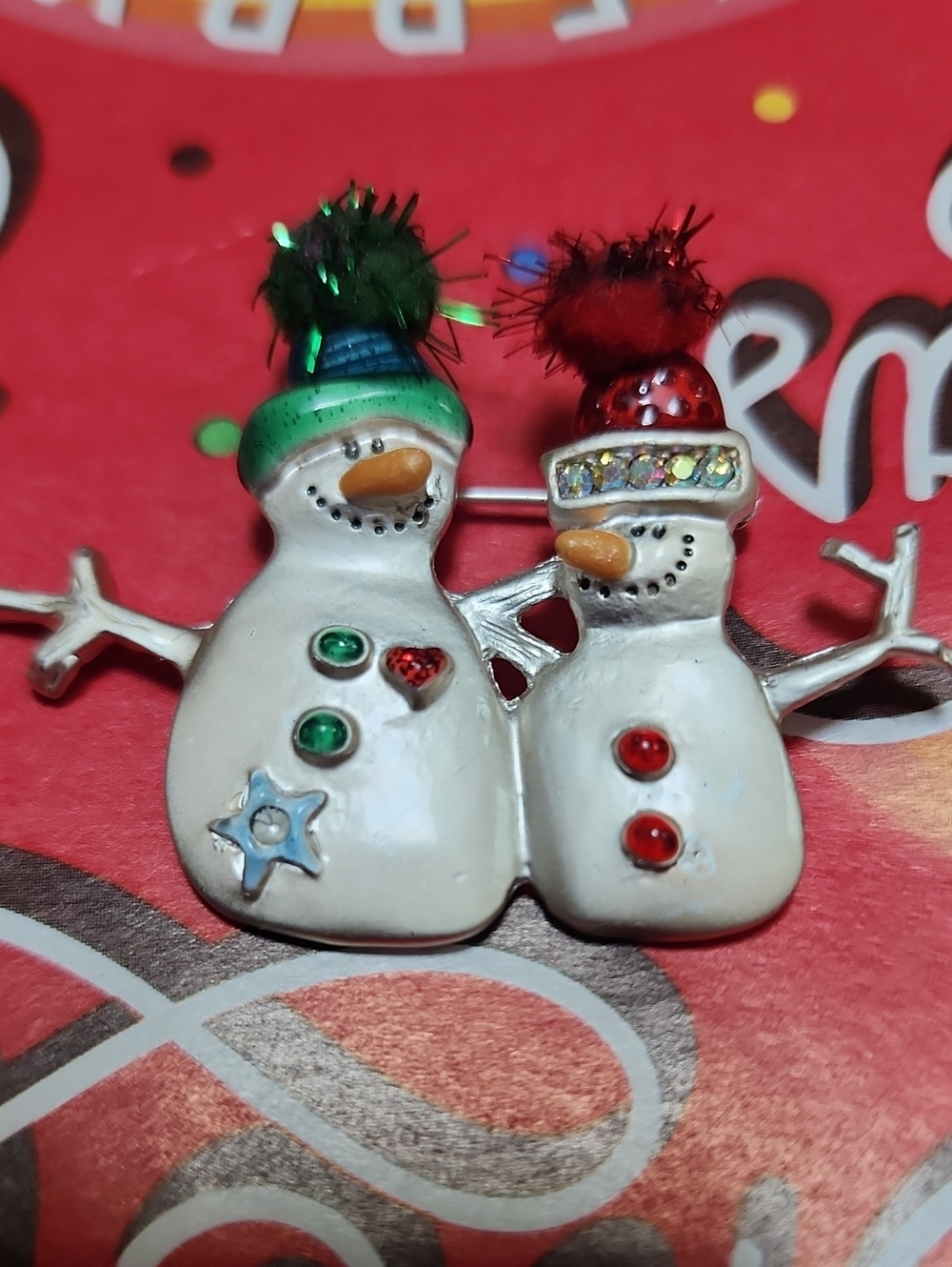AJMC Festive Snowman Couple Pin Brooch - White, Red, Green‎